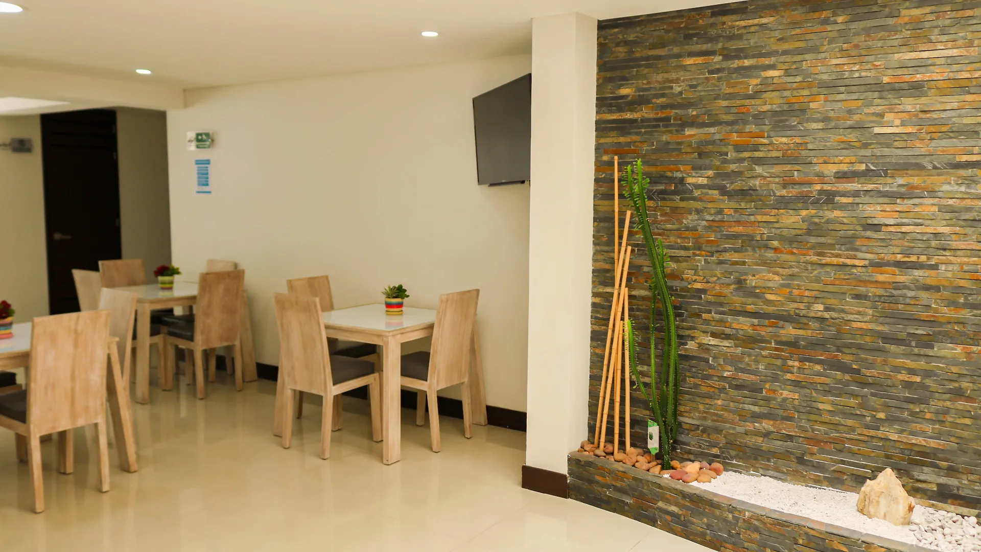 Hotel Loyds Μεντεγίν